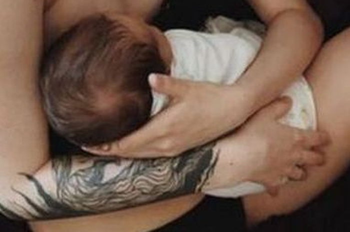 Fohisha yalangoch xotin fotosurati