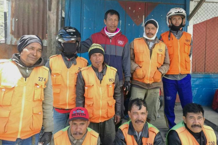 Meski getir, Hasan tetap mengojek dengan segala konsekuensinya. Tujuannya satu: tetap memberikan nafkah untuk keluarganya di seberang pulau.