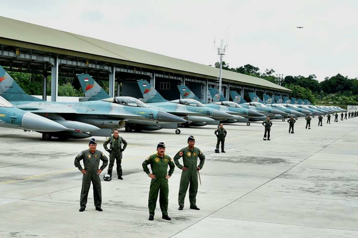 Jajaran F-16 TNI AU dan para pilotnya
