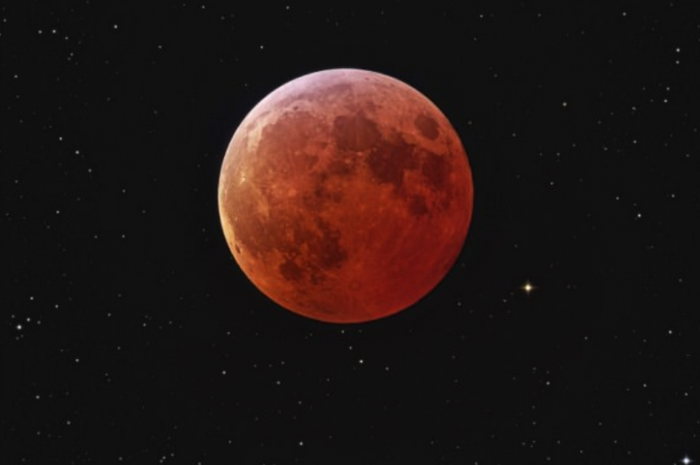 Ini adalah fenomena kosmik unik di mana tiga peristiwa lunar yang berbeda terjadi bersamaan: supermoon, blue moon, dan gerhana bulan.