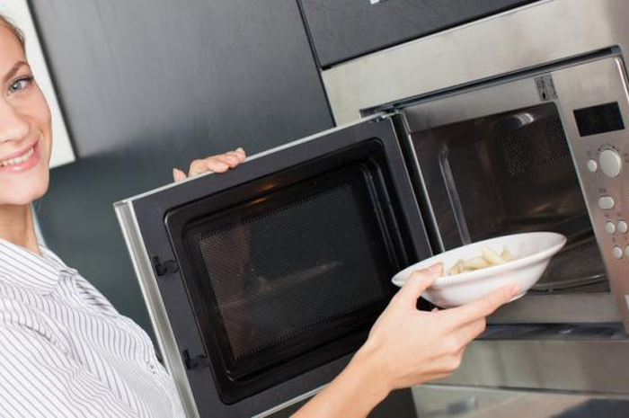 3 Makanan yang Tak Boleh Dipanaskan dengan Microwave