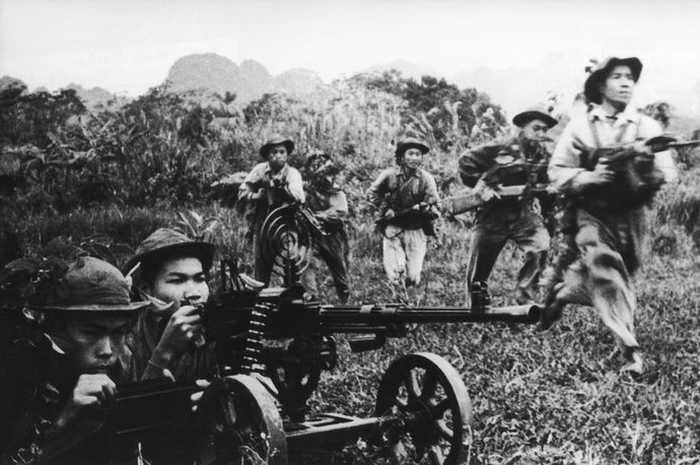 Untuk menyerang kedudukan pasukan Amerika, Viet Cong juga menggunakan senjata berat sekelas roket propelan dan juga STTB (Senjata Tanpa Tolak Balik).
