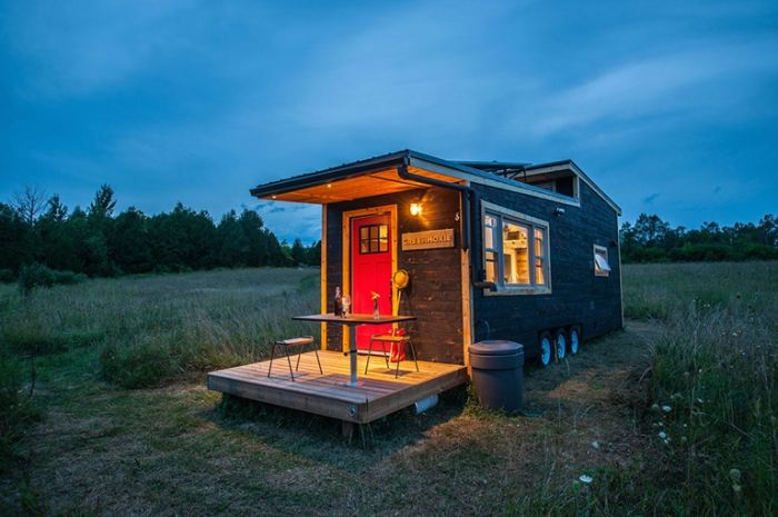 Rumah kecil yang hanya berukuran 340 kaki persegi (sekitar 31 M²) ini dibangun dengan bahan daur ulang dan dengan sistem energi yang diperbaharukan.
