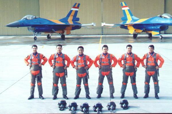 Sebenarnya melaksanakan manuver aerobatik menggunakan jet tempur seperti F-16 berisiko tinggi karena tidak boleh ada kesalahan sedikit pun.