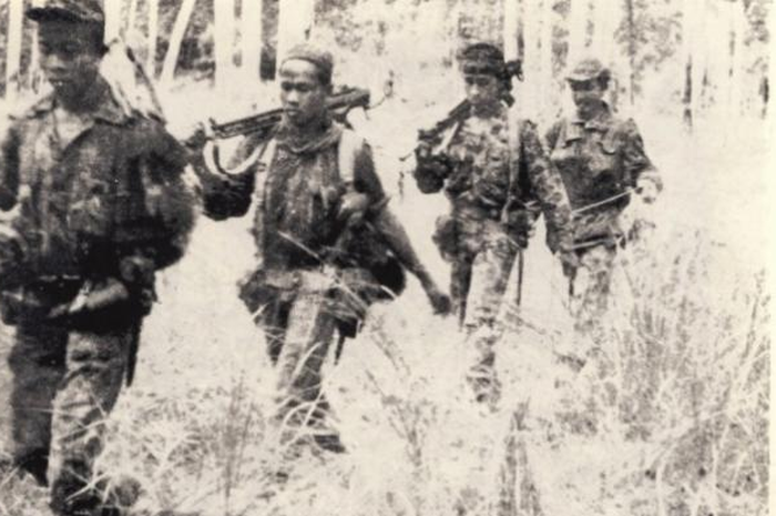Di bawah tembakan dan hujan roket yang dilancarkan Neptune, semua personel PGT terus bertempur sambil menghindar menuju kelebatan hutan belantara.