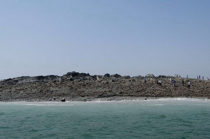 Pulau Itu Muncul Tiba-tiba dan 270 Orang Tewas