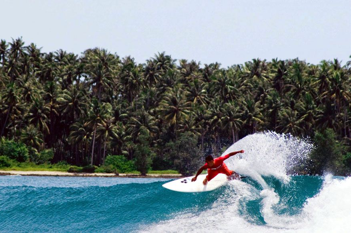 Pantai Sorake, Surga Para Peselancar