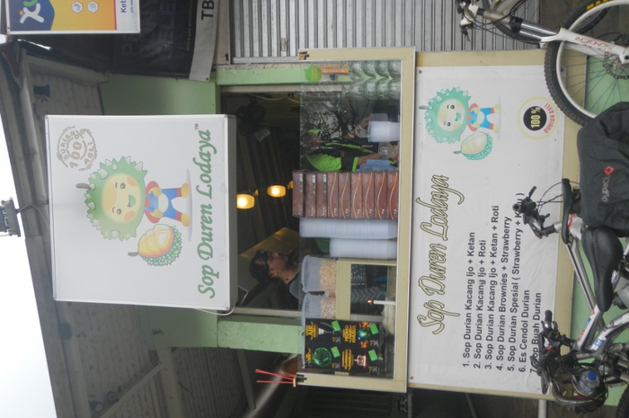 Sebuah Siang di Sop Durian Lodaya
