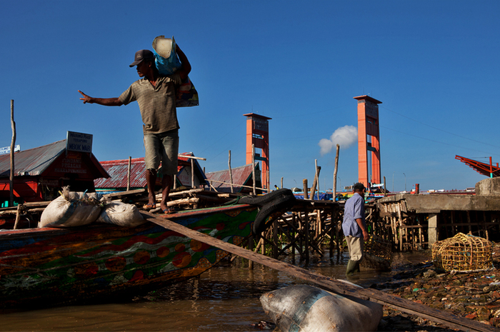 Suasana pagi di tepi Sungai Musi, Palembang. Di masa Kadatuan Sriwijaya (7-11 M), Musi—bersama Batan