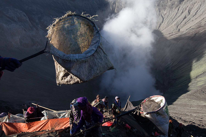 Masyarakat yang sedang menunggu rejeki dari persembahan masyarakat suku Tengger.