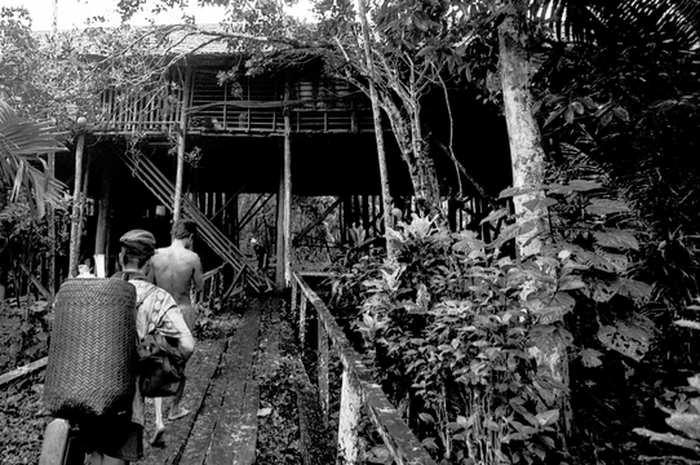 Masyarakat pulang menuju rumah panjang Uluk Palin setelah berladang. Foto diambil pada tahun 2007. 