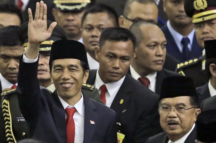 Presiden Joko Widodo bersama Wakil Presiden Jusuf Kalla usai pelantikan di Gedung DPR/MPR (20/10/2014).