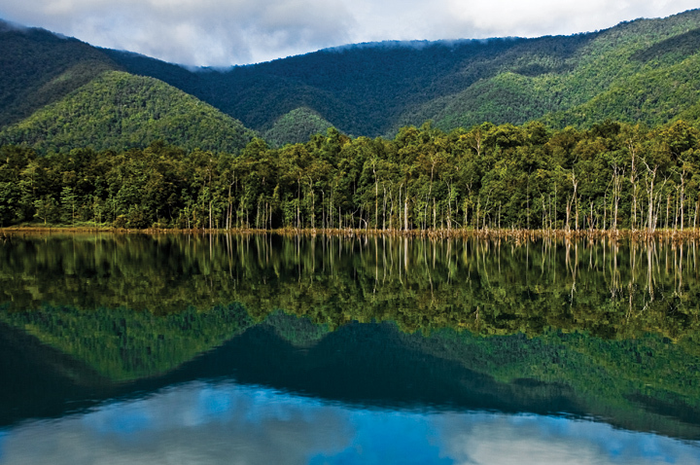 Danau Matano di Sulawesi Selatan terbentuk oleh sesar yang terus bergerak hingga kini. Danau terdala