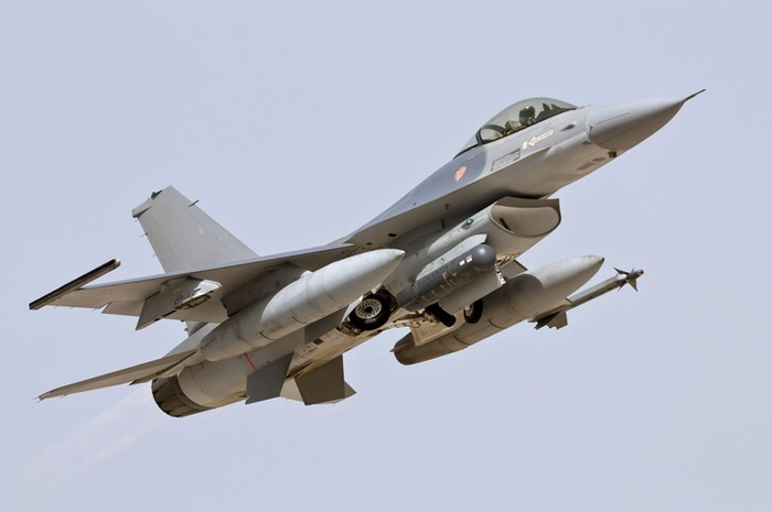 Sementara itu Taiwan yang juga waspada dengan tindakan China, berusaha memperkuat persenjataan militernya.