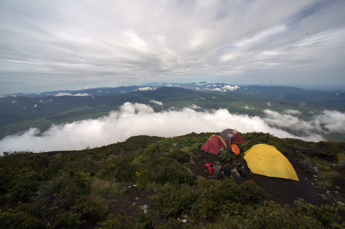 Menginap di tempat perhentian yang ketiga di dekat wilayah puncak Gunung Kerinci, gunung api terting