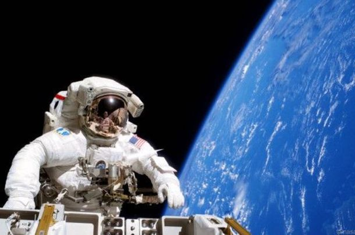 Astronot yang sedang melakukan eksperimen di Stasiun Luar Angkasa Internasional tidak luput dari pem