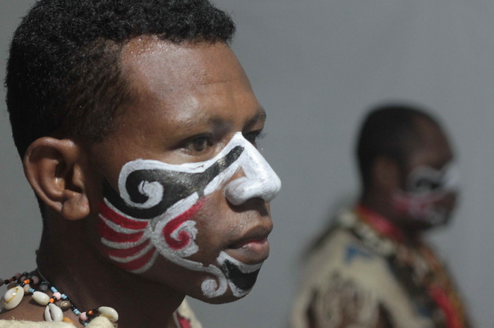 Erik Rumfabe, asal Manokwari, Papua Barat, bersiap mementaskan tarian tradisi sukunya di Festival Budaya Melanesia yang digelar di Kupang pada 2015.