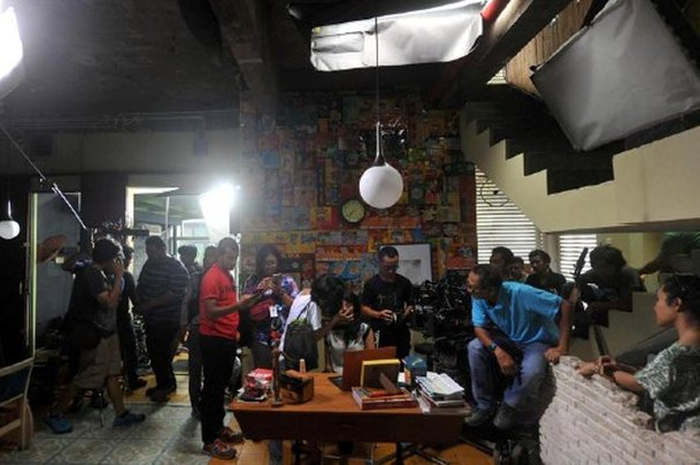 Proses pembuatan film Ada Apa Dengan Cinta 2 di sebuah lokasi di Jakarta Selatan, Minggu (22/10/2015