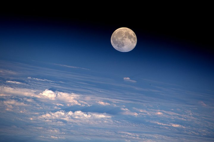 Bulan purnama dilihat dari Stasiun Antariksa Internasional (ISS)
