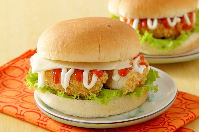 Camilan Wiken Spesial: Burger Ayam Krispi