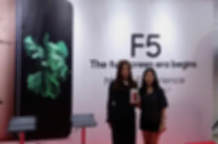 Marketing Director OPPO Indonesia Alinna Wen memberikan OPPO F5 6GB warna merah kepada pengguna pertama