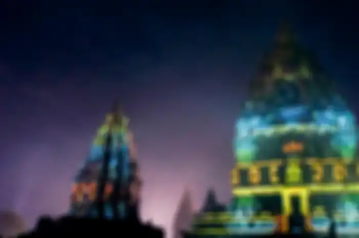 Candi Prambanan diberikan efek visual lewat teknologi video mapping