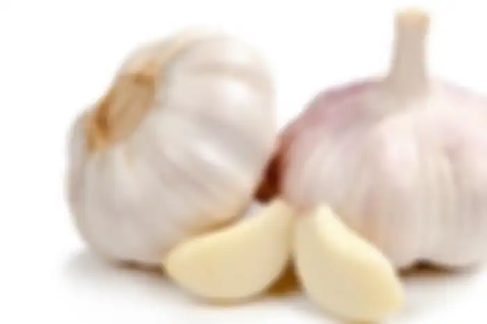 Mengonsumsi bawang putih mentah