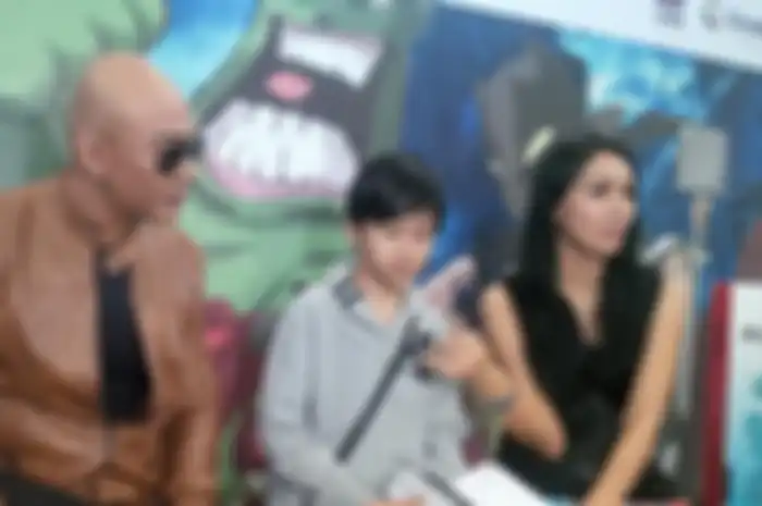 (dari kiri) Deddy Corbuzier, Azkanio Nikola, Kalina Octaranny