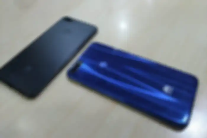 Huawei Nova 2 Lite, hadir dengan dua warna: Matte Black dan Blue