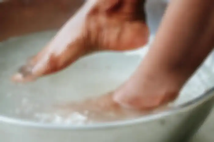 Pasien Diabetes tidak disarankan mencuci kaki terlalu lama.