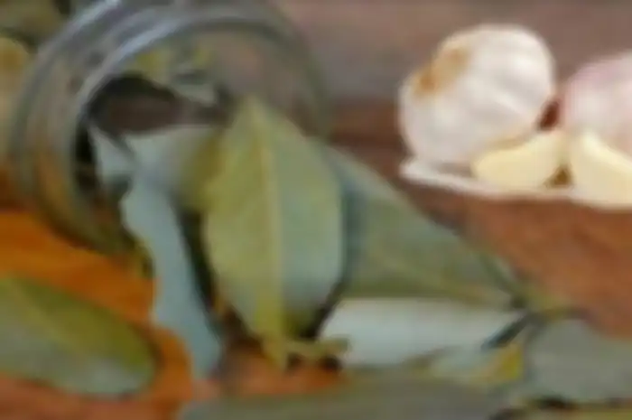 Campurkan daun salam dan bawang putih kemudian letakkan di sudut rumah, rasakan manfaat tak terduga