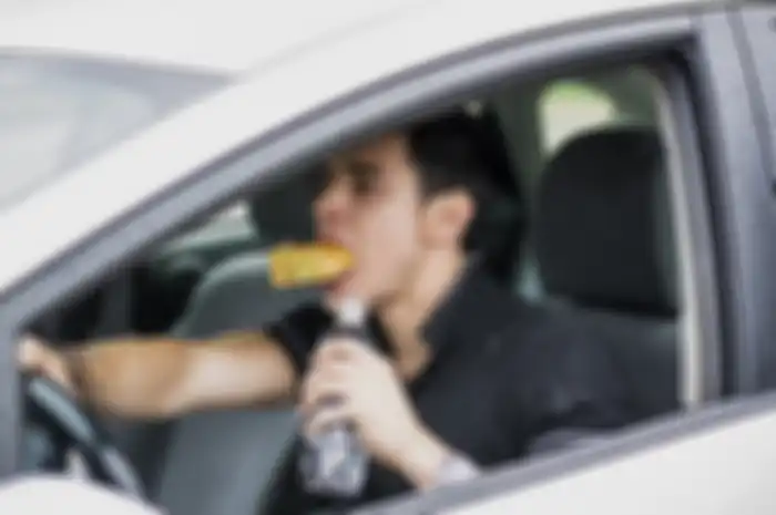Makan sambil minum jangan dilakukan dimanapun kapanpun, apalagi bagi perempuan.