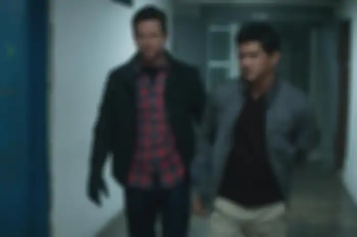 Iko Uwais dan Mark Wahlberg di film Miles 22