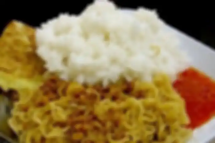 Nasi dan mie instan.