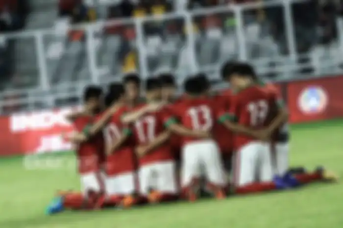Para pemain timnas u-19 Indonesia berkumpul di dalam lapangan jelang laga kontra timnas u-19 Jepang 