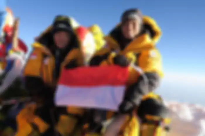 Fransiska (kiri), dan Mathilda, mengibarkan Merah Putih di puncak Everest pada 17 Mei 2018 