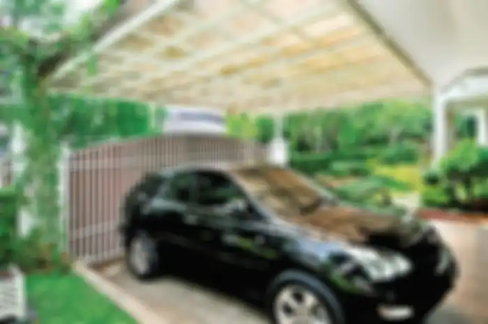 Atap carport adalah salah satu elemen eksterior yang dirancang dengan ciamik.