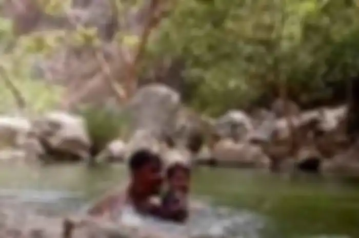 Tiga Pria yang mandi berenang di telaga