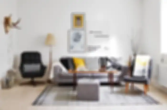 Pilihan jenis pelapis sofa memengaruhi kesan hangat yang ingin diciptakan.