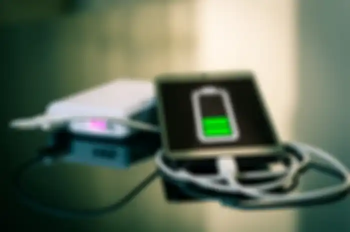 Ilustrasi mengisi daya baterai HP dengan powerbank