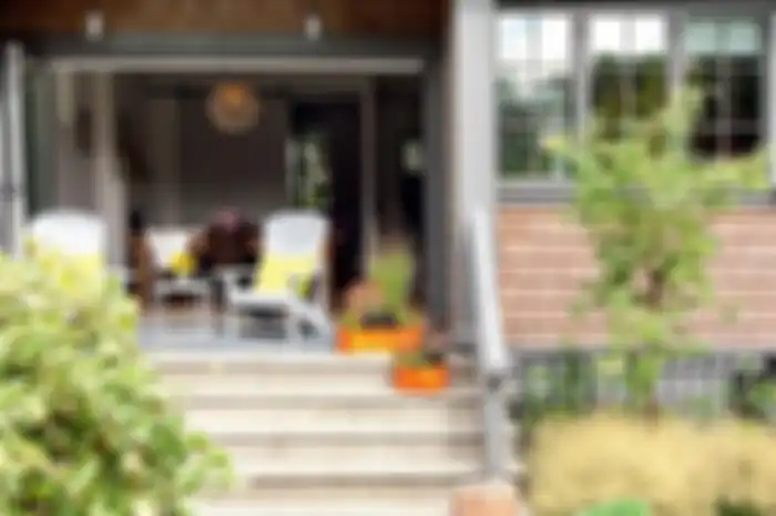 Teras di area depan rumah mempercantik fasad.