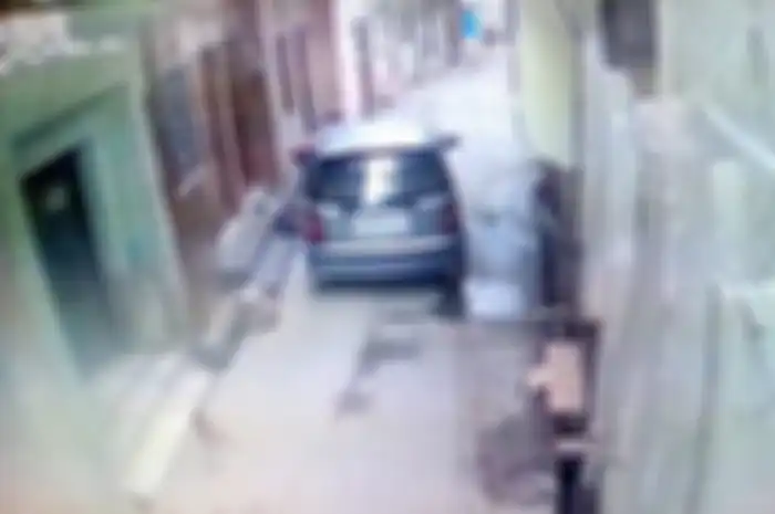 Bayi dibuang dari dalam mobil