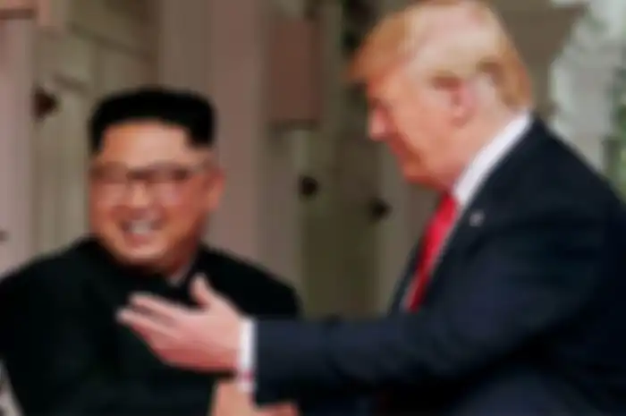 Tak Mau Terlihat Pendek saat Bersanding dengan Donald Trump, Kim Jong Un Rela Menggunakan Trik ini Untuk Membuatnya Lebih Tinggi