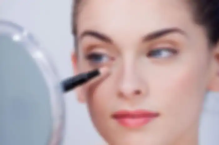 Ilustrasi memakai concealer lokal aman enggak bikin jerawatan