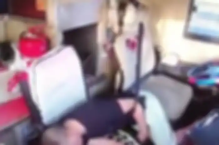 Rekaman Sopir Bus Terserang Stroke