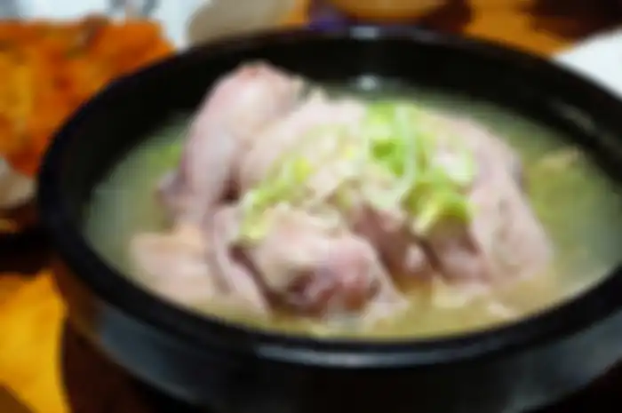 Tips merebus daging ayam dicampur air kelapa.