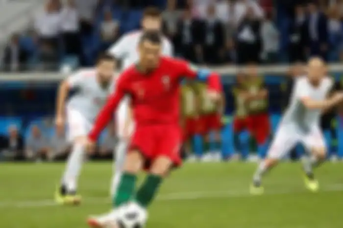 Cristiano Ronaldo mengeksekusi penalti