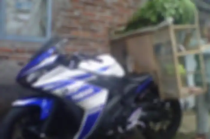 Tukang sayur berkeliling dengan motor Sport