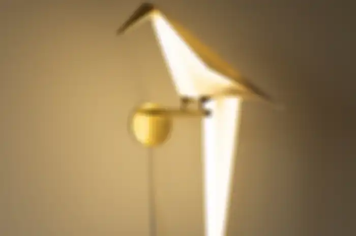 Rumah lampu selain untuk estetika juga untuk mengarahkan ke mana cahaya menerangi.