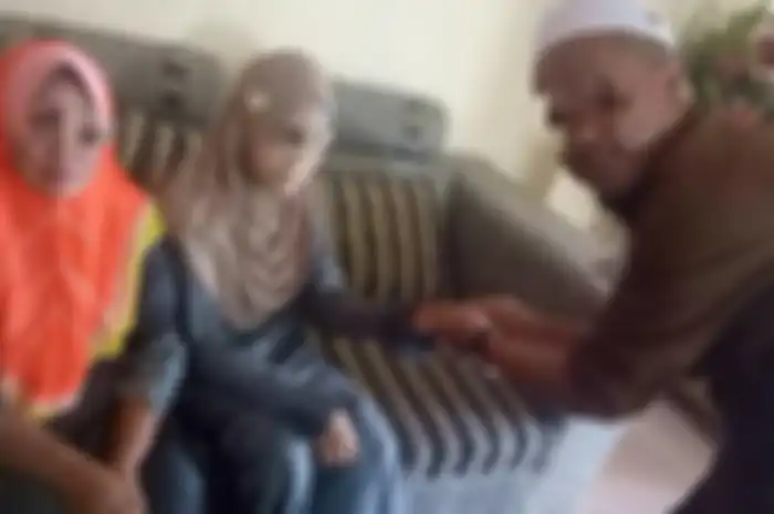 Ia adalah Syed Azmi, pria berumur 40 tahun yang menikahi seorang anak yang masih jauh di bawah usia 